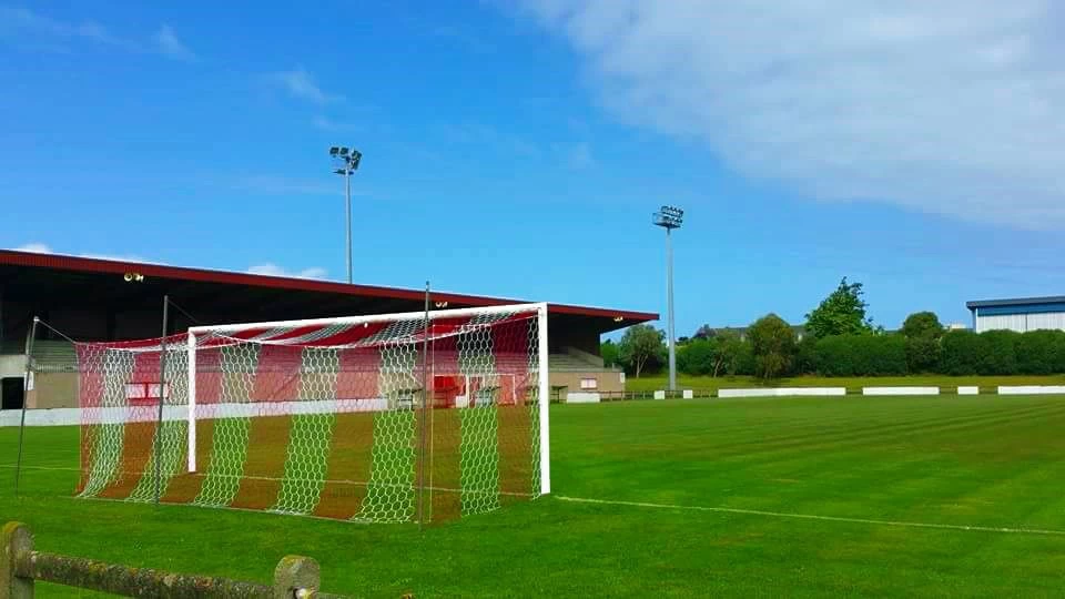 FILET DE FOOT STADE BICOLORE MAILLE HEXAGONALE 4MM - BLANC / ROUGE