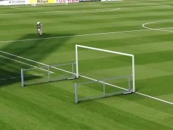 BUT DE FOOT À 8 RABATTABLE STANDARD, EN ACIER Ø90MM, AVEC CROCHETS